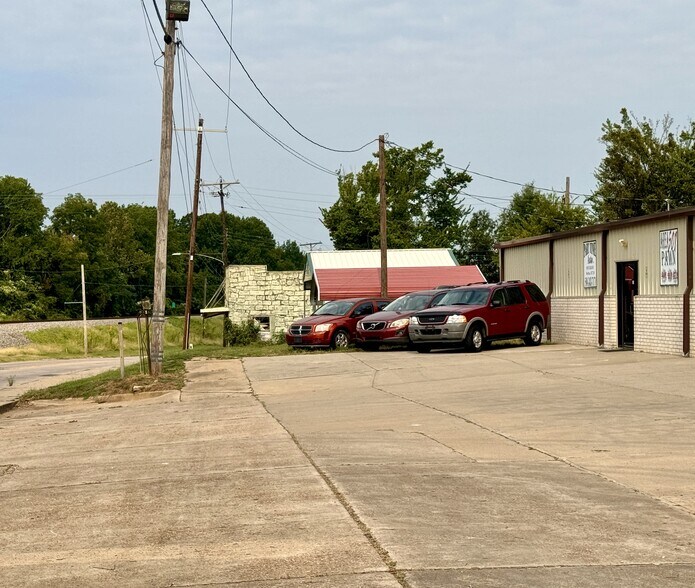More Photos Of 300 W Broadway St, Morrilton Storefront For Sale