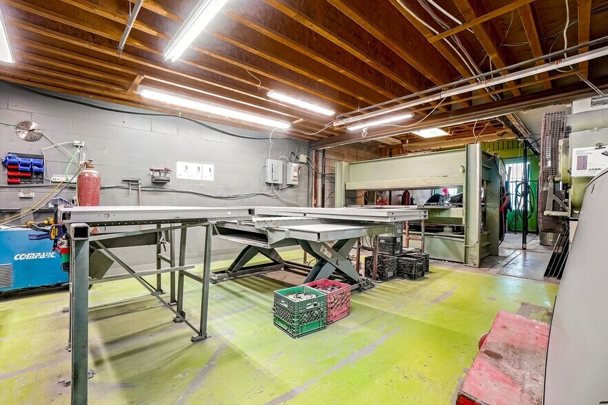 More Photos Of 1390 Rue Newton, Boucherville Flex For Lease