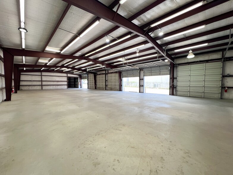More Photos Of 13403 Western Oak Dr, Helotes Warehouse For Lease
