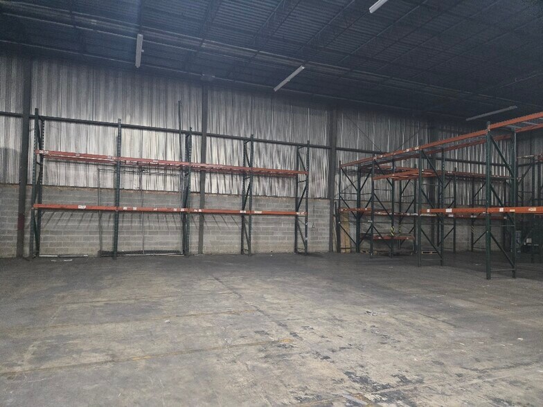 More Photos Of 830 Fairway Dr, Bensenville Distribution For Lease