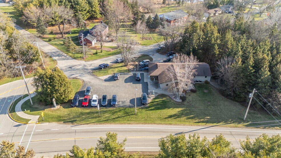 Primary Photo Of 645 Hawthorne Dr, Omro Veterinarian Kennel For Sale