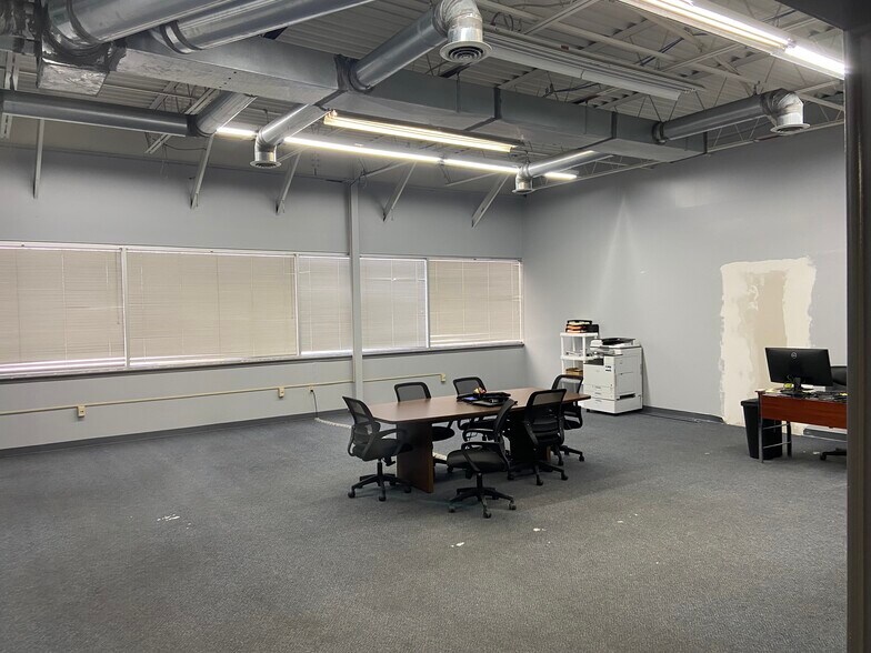 More Photos Of 3821 Industrial Blvd, Indianapolis Light Distribution For Sale