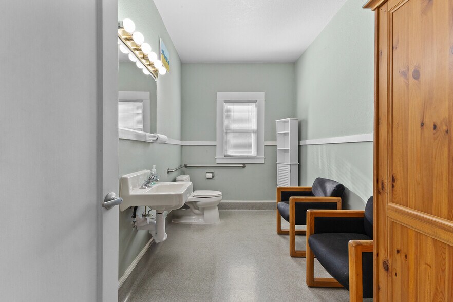 More Photos Of 700 College Ave, Santa Rosa Office For Sale