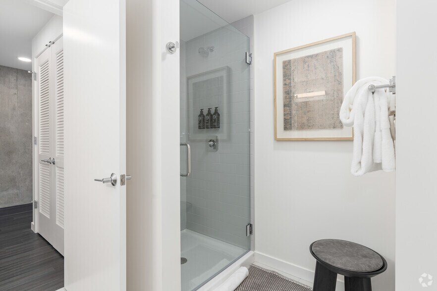 More Photos Of 1550 NW Naito Pky, Portland Apartments For Lease