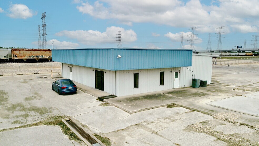 More Photos Of 1802 W M St, La Porte Industrial For Lease