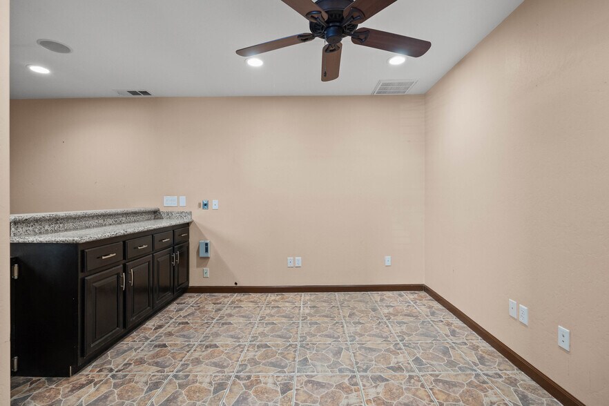 More Photos Of 814 Jackson St, Bakersfield Warehouse For Lease