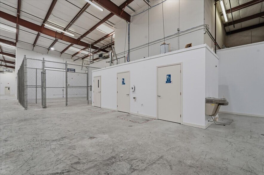 More Photos Of 13770 Automobile Blvd, Clearwater Distribution For Lease