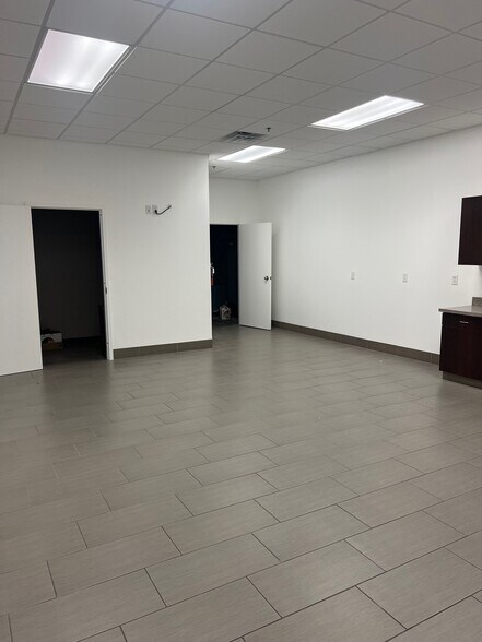 More Photos Of 5101-5125 S 36th St, Omaha Freestanding For Lease
