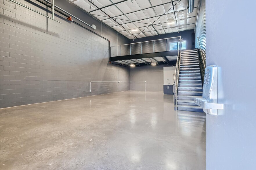 More Photos Of 11 NW Frontage Rd, Fort Collins Showroom For Lease