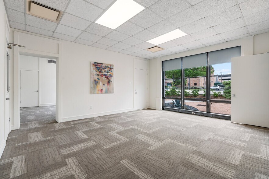 More Photos Of 702 N Thompson St, Conroe Office For Lease