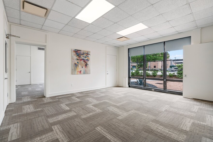 More Photos Of 702 N Thompson St, Conroe Office For Sale