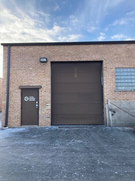 More Photos Of 139-141 Crossen Ave, Elk Grove Village Warehouse For Lease