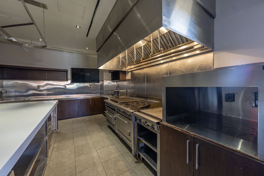 More Photos Of 2960 W Sahara Ave, Las Vegas Office For Lease