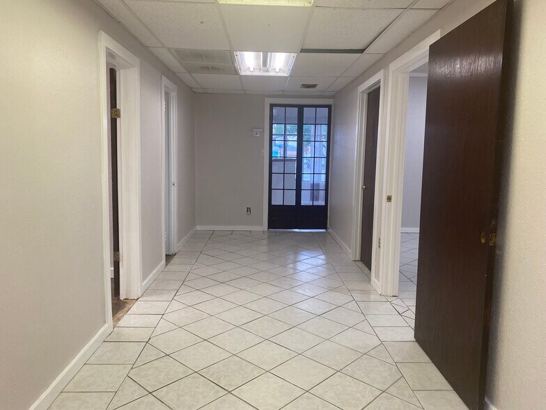 More Photos Of 1543 W Summit Ave, San Antonio Showroom For Sale