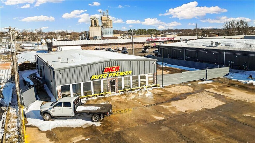 More Photos Of 2105 S Thompson St, Springdale Light Distribution For Sale