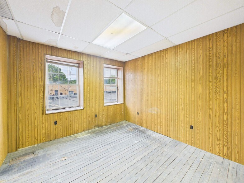 More Photos Of 123 S 3rd St, Ironton Storefront Retail Office For Sale