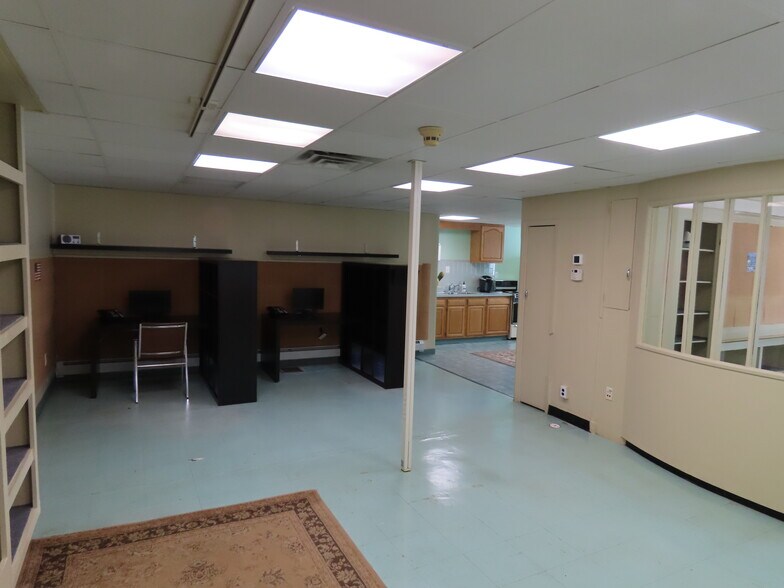 More Photos Of 329 Otter St, Bristol Flex For Lease