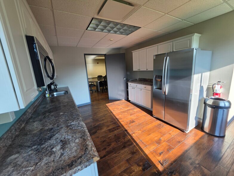 More Photos Of 6610 N Shadeland Ave, Indianapolis Office For Sale