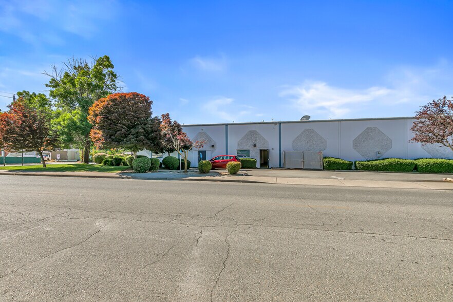 More Photos Of 1990 NW Washington Blvd, Grants Pass Warehouse For Sale