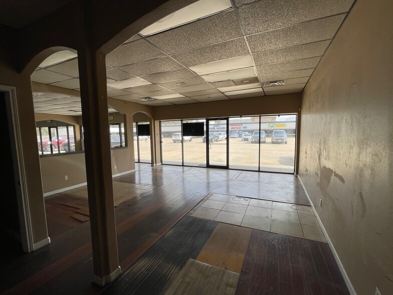 More Photos Of 701 E Main St, Tomball Storefront For Lease