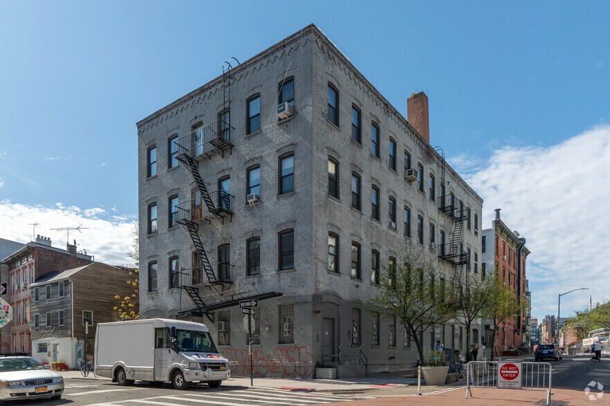More Photos Of 235 Berry St, Brooklyn Apartments For Lease