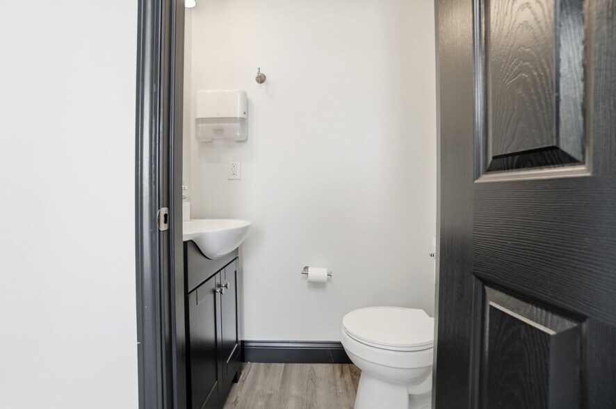 More Photos Of 12071-12079 Sheraton Ln, Cincinnati Medical For Sale