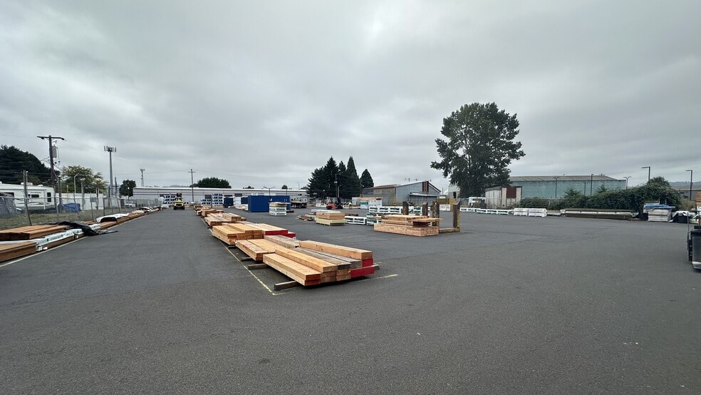 More Photos Of 642 Commerce Ave, Longview Lumberyard For Lease