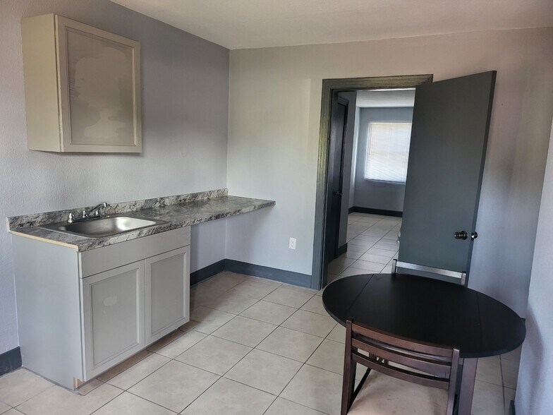 More Photos Of 1702 US 92, Auburndale Hotel For Sale