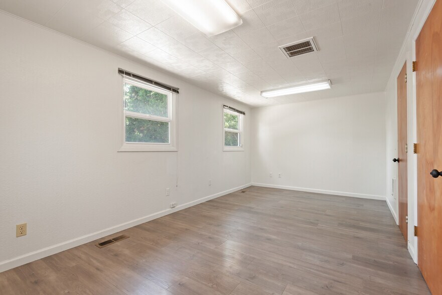 More Photos Of 1660 River Rd, Eugene Office For Lease
