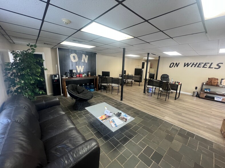 More Photos Of 29 Bridge St, Pelham Auto Dealership For Lease