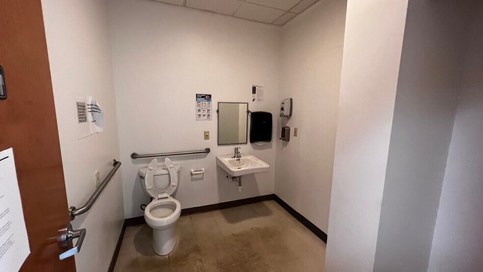 More Photos Of 2100 Ferry St, Easton Medical For Lease