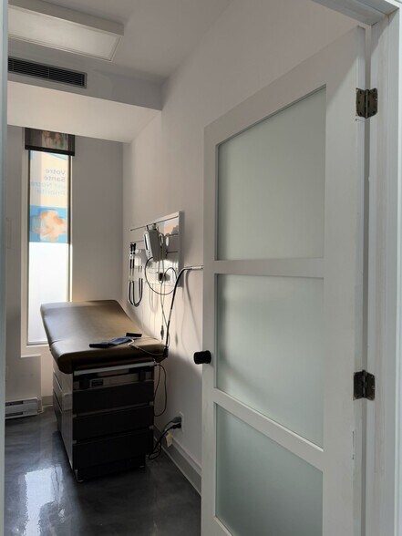 More Photos Of 3858-3870 Notre-Dame, Laval Office For Sale