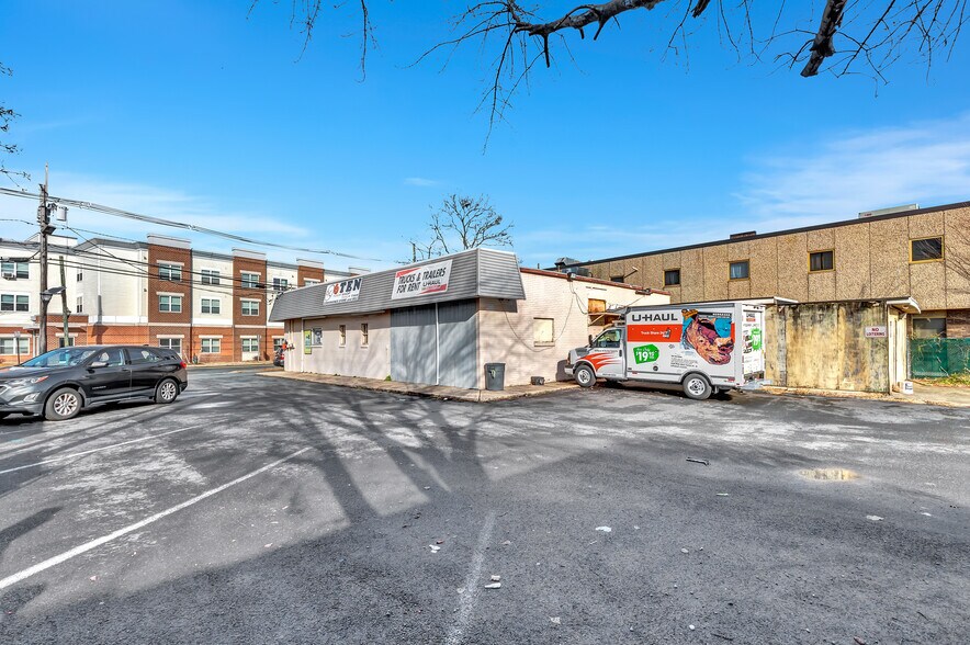 More Photos Of 902 Hamilton St, Somerset Convenience Store For Sale