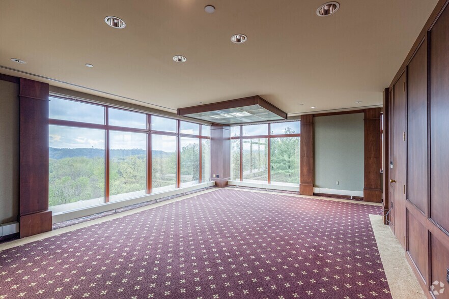 More Photos Of 615 Epsilon Dr, Pittsburgh Light Manufacturing For Lease