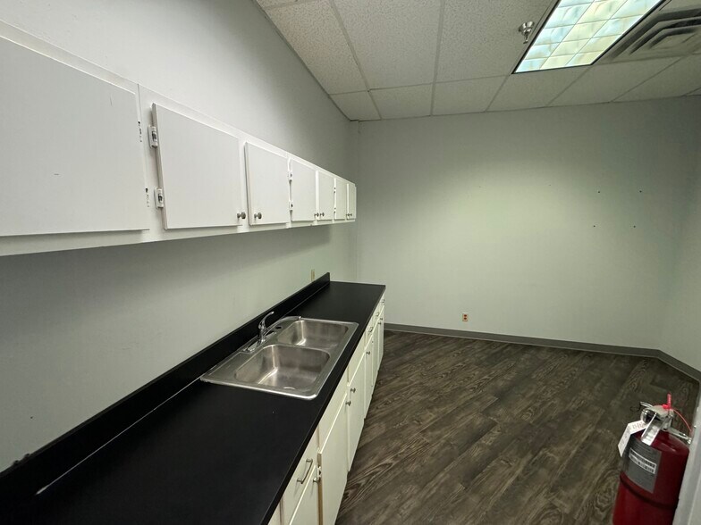 More Photos Of 6112 McCart Ave, Fort Worth Office For Sale