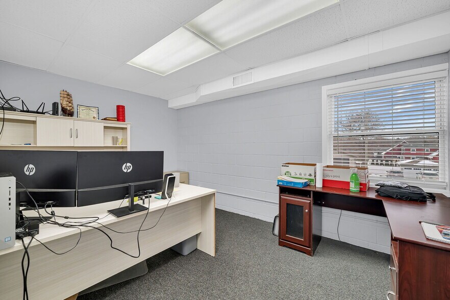 More Photos Of 3S340 Rockwell St, Warrenville Manufacturing For Lease
