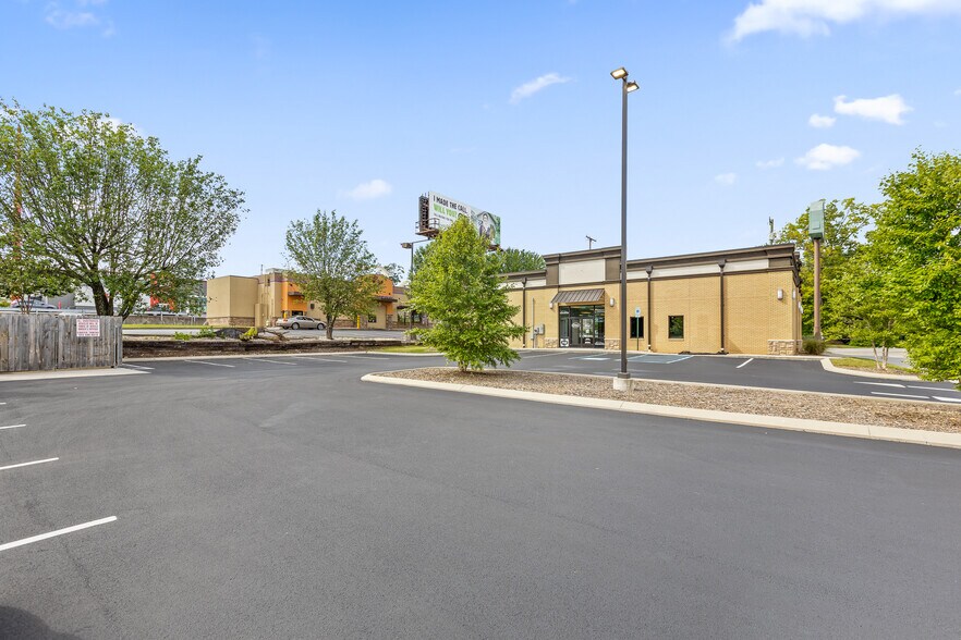 More Photos Of 7308 Shallowford Rd, Chattanooga Storefront Retail Office For Lease