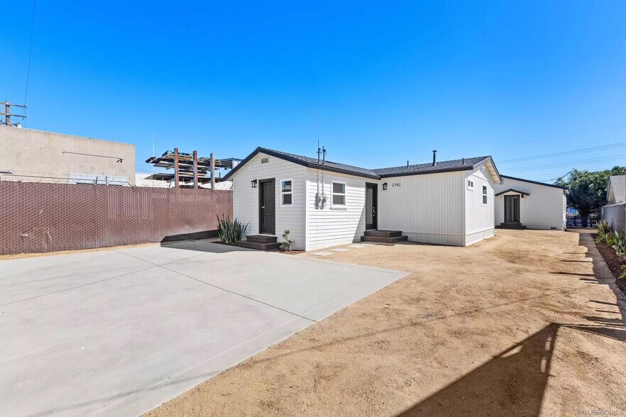More Photos Of 2740-2742 Main St, San Diego Contractor Storage Yard For Sale