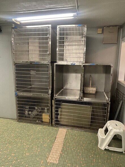 More Photos Of 4270 E Lucas Dr, Beaumont Veterinarian Kennel For Lease
