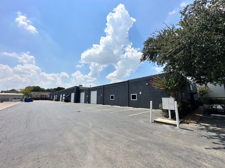 More Photos Of 6315-6331 Skyline Dr, Houston Distribution For Lease
