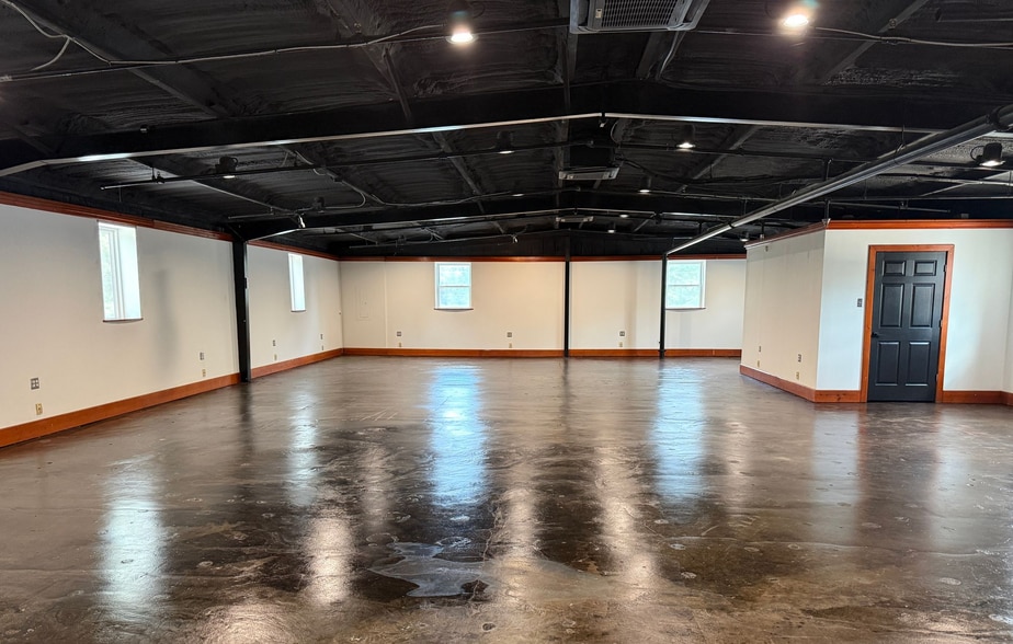 More Photos Of 334 N Clarendon Ave, Scottdale Warehouse For Lease