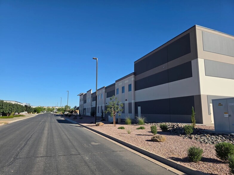 More Photos Of 1031 W Melody Ave, Gilbert Warehouse For Lease