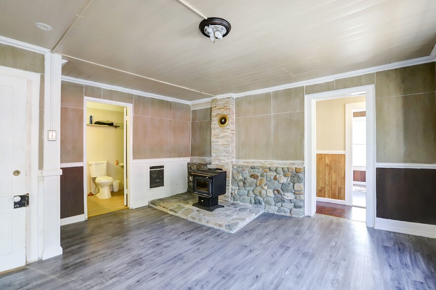 More Photos Of 212 Main St, Sierra City Hotel For Sale