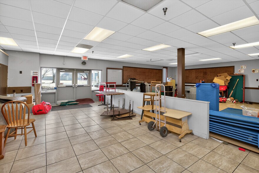 More Photos Of 1017 E 7th St N, Newton Office For Sale