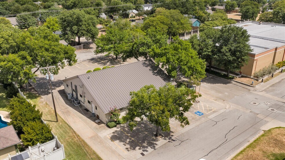 More Photos Of 310 W Bluff St, Granbury Office For Sale