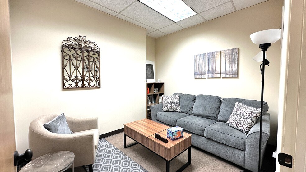 More Photos Of 1991 Smith St, Merrick Medical For Sale