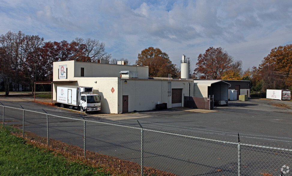 Primary Photo Of 311-333 Oakdale Rd, Charlotte Food Processing For Sale