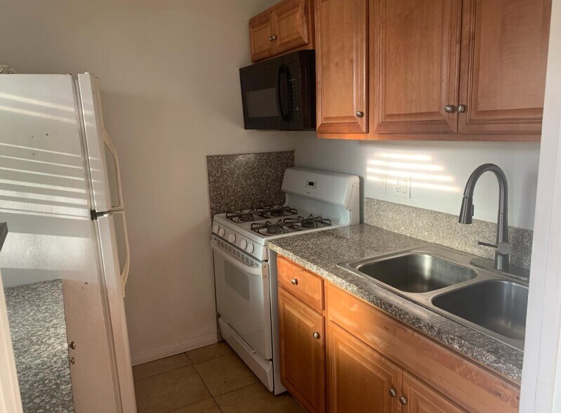 More Photos Of 7304 Canby Ave, Reseda Apartments For Sale