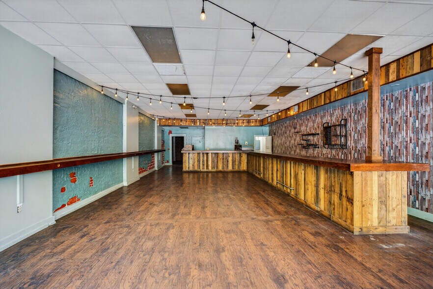 More Photos Of 142 & 144 US-98 Miracle Strip Pky, Fort Walton Beach Storefront For Sale