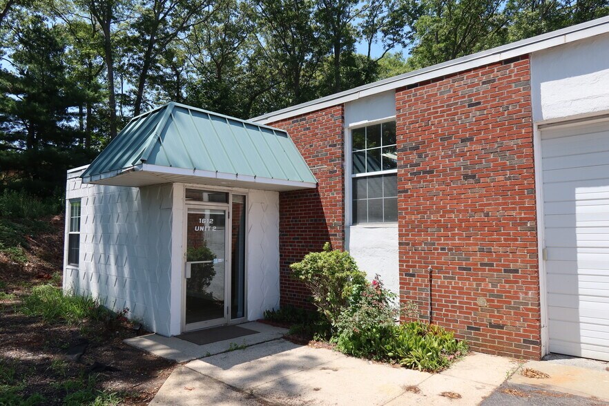 Primary Photo Of 1612 N Ocean Ave, Holtsville General Retail For Lease